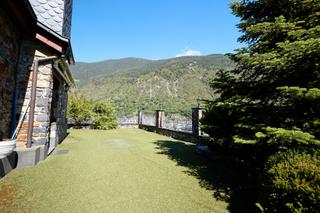 Chalet in Encamp. Casa con jardín y huerto para comprar en el centro de encamp