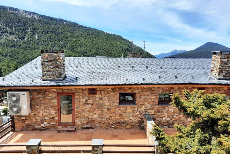 Foto c18700de-39f7-40c1-bc29-137a699d3003. Casa aparellada amb calefacció aparcament a Centro Andorra la Vella