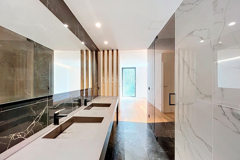 Foto ef9b81d4-6204-4e7a-8c13-7f9949179d47. Apartament amb xemeneia calefacció aparcament piscina a Madrid