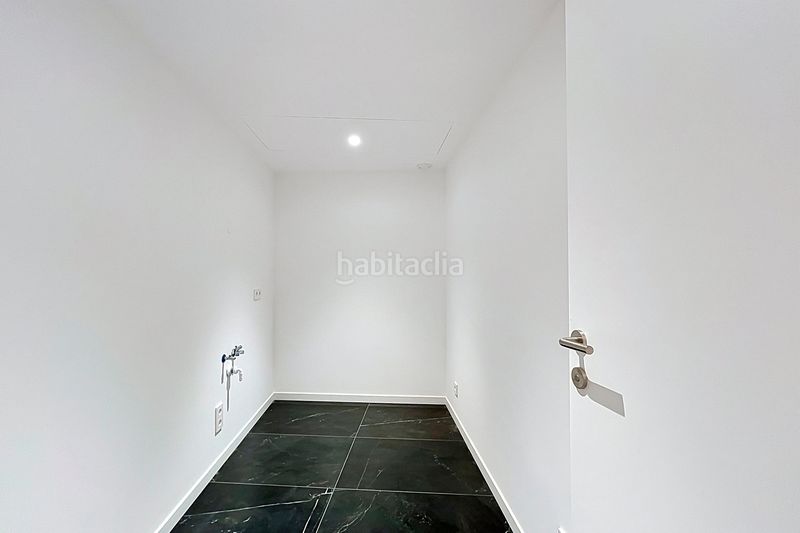 Foto f33e7e4c-fc13-46d3-b416-eb0f1ea380f8. Apartament amb xemeneia calefacció aparcament piscina a Madrid