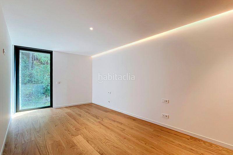 Foto fc9d2a74-1682-4ed3-8ca2-d966425b1591. Apartament amb xemeneia calefacció aparcament piscina a Madrid