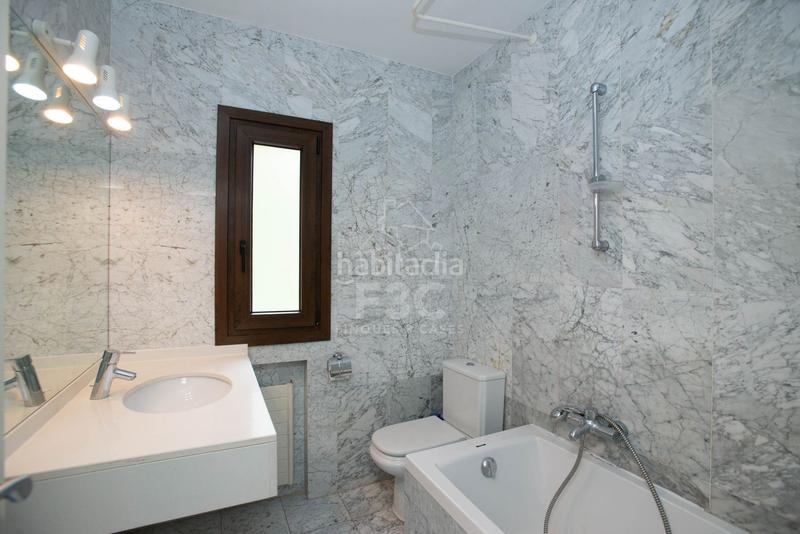 Foto 813b101f-f65f-4cfd-bde8-3272f119496b. Casa aparellada amb calefacció aparcament a Les Escaldes Escaldes-Engordany