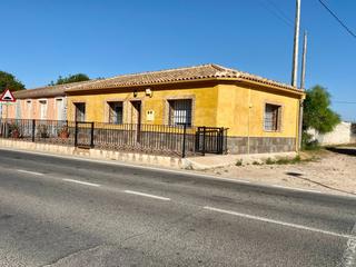 Masia a Roda. Gran planta baja de 3 dormitorios con terreno en roda