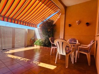 Casa adossada a Santiago de La Ribera. Extraordinara casa pero de verdad tipo dúplex