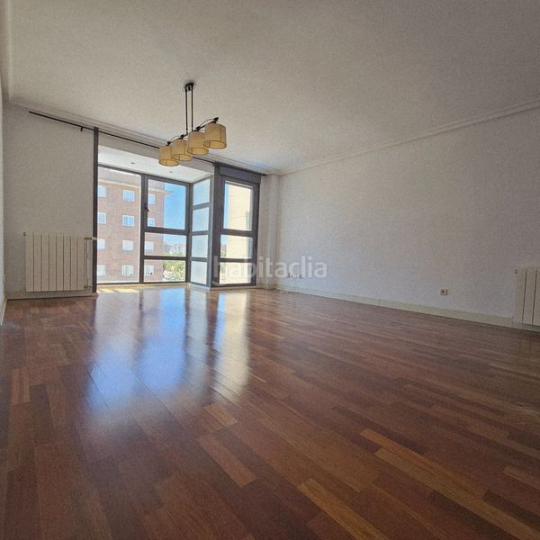 Foto 1b91d44e-dc03-47e1-83c8-9466028c2b2a. Rent flat with heating parking pool in Sanchinarro Madrid