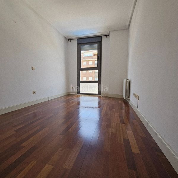 Foto a0315dec-0944-47d3-9f7f-6e1cad0720de. Rent flat with heating parking pool in Sanchinarro Madrid