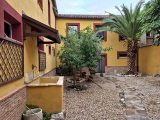 Casa a Torrijos. Casa en venta con local, almacen y apartamentos