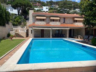 Casa  Carrer de la cala. Villa con licencia turística.