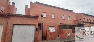 Casa  Segovia. Chalet adosado ocupado de 4 dormitorios en chozas de canales