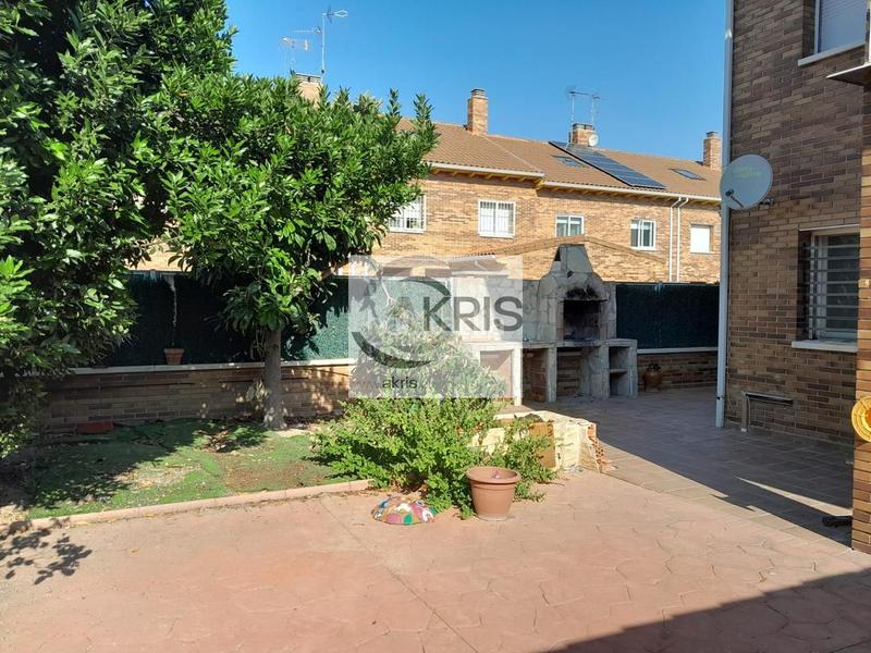 Foto a8b1773f-15f3-4074-bbb0-7af63cab29f6. Casa chalet con 4 dormitorios en Los Robles Seseña