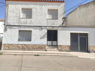 Masia  Iglesia. Amplia casa de pueblo para rehabilitar en el romeral
