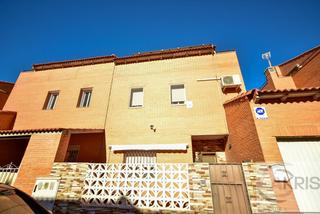 Reihenhaus in Chozas de Canales. Fantástico chalet de 4 dormitorios para entrar a vivir en chozas