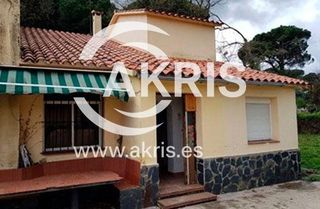 Chalet  Junior park. Casa en riells i viabrea, girona ocupada