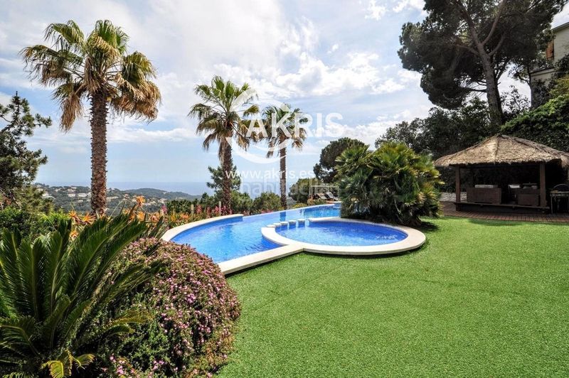 Foto 449ec5ce-3c42-48d2-90fd-377a72079816. Xalet amb calefacció aparcament piscina a Serra Brava Lloret de Mar