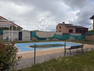 Casa adossada  Santiago apostol. Chalet con dos plazas de garaje y pisicina comunitaria