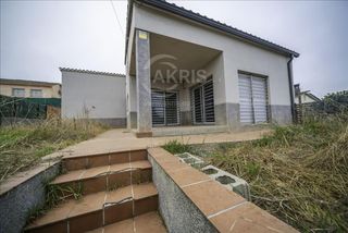 Casa adossada  N/a. Vivienda unifamiliar en venta en santa coloma de farners, girona
