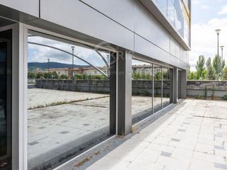 Business premise  Etxesakan. Oportunidad local zizur mayor con 5 plazas de garaje incluidas e