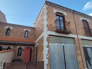 Casa a schiera  Venezuela. Chalet adosado en mocejón con amplio patio, garaje y sótano