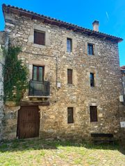 Casa  Iriartea. Auténtica casa roncalesa con jardín privado y gran potencial de