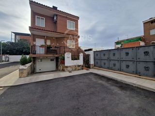 Towny house  Jacinto benavente. Espectacular chalet con parcela doble, piscina y zona de ocio co
