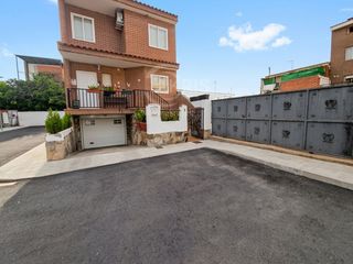 Towny house  Jacinto benavente. Espectacular chalet con parcela doble, piscina y zona de ocio co