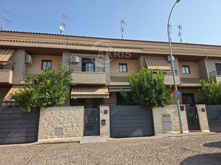 Casa adossada  N/a. Espactacular chalet en zona hospital