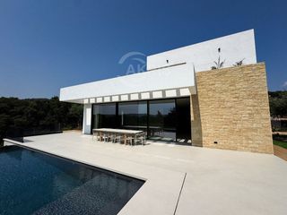 Chalet  Pla del ganiguer. Villa de obra nueva con piscina, santa cristina