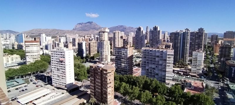 Foto b74d5056-0e24-4e09-b6d3-7527474e7b44. Apartamento  en primera línea de Playa Levante con 3 hab. y 3 baños www.inmobiliarialesdunes.com en Benidorm