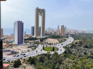 Pis  Presidente adolfo suarez. Piso de 2 dorm. en va parque a 600m de la playa de poniente  ww