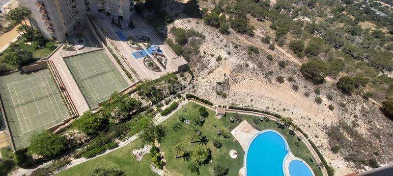 Foto f613e47b-3842-49ea-a78d-3d2d0eba8271. Pis amb aparcament piscina a Via Parque Benidorm