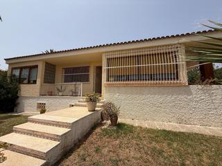 Xalet a Urbanizaciones. Chalet independiente en pueblo poniente