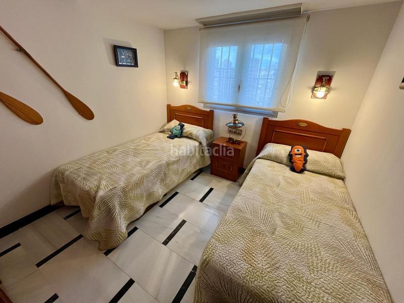 Foto 18693b7e-c1f9-4f48-ac52-7a0e6bab5491. Piso rebajado oportunidad gran piso de 4 dorm. en buen estado en la 1a línea playa de levante www.inmobiliarialesdunes.com en Benidorm