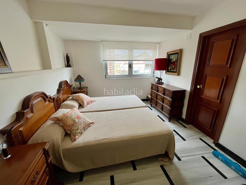 Foto 2c5cb441-49a6-4b9a-bebe-e55b7b5a6f74. Piso rebajado oportunidad gran piso de 4 dorm. en buen estado en la 1a línea playa de levante www.inmobiliarialesdunes.com en Benidorm