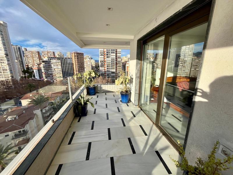 Foto 53ed01ca-7487-437c-b051-8b79e69c56a8. Piso rebajado oportunidad gran piso de 4 dorm. en buen estado en la 1a línea playa de levante www.inmobiliarialesdunes.com en Benidorm