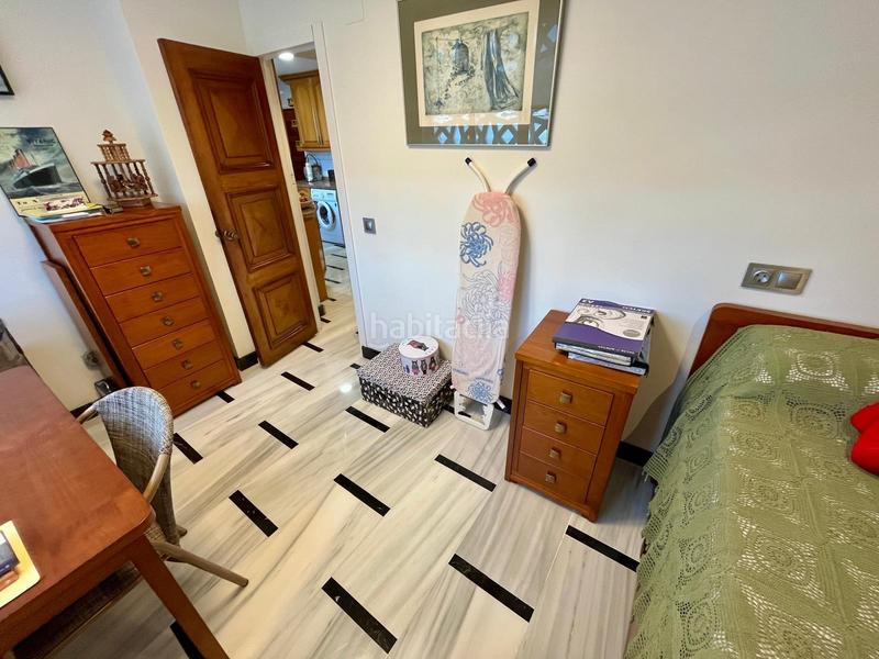 Foto b6f68c1e-5154-4230-bee3-9c9c2dfeceba. Piso rebajado oportunidad gran piso de 4 dorm. en buen estado en la 1a línea playa de levante www.inmobiliarialesdunes.com en Benidorm