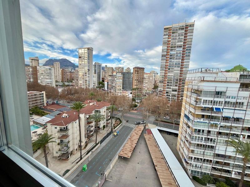 Foto ca31bb8e-6aa2-48e6-af5d-86af3053e78e. Piso rebajado oportunidad gran piso de 4 dorm. en buen estado en la 1a línea playa de levante www.inmobiliarialesdunes.com en Benidorm
