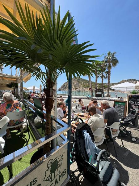 Foto 8e13d2fb-3a3f-4b40-b014-685011cd2327. Alquiler local comercial traspaso restaurante en primera línea de playa cala www.inmobiliarialesdunes.com en Finestrat