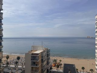 Piso en Playa Levante. Piso de 3 dorm. con vistas al mar en segunda línea con acceso a