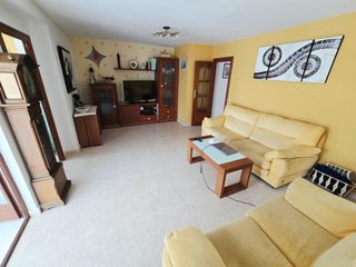 Apartament a Playa Levante. Apartamento en zona centrolevante. tiene 3 habitaciones, 2 baños