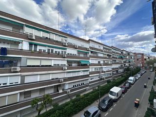 Pis a Aluche. Piso exterior con terraza y trastero en c camarena