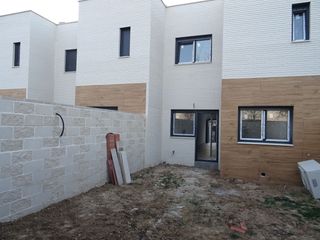 Casa adosada en Parque Manuel de Vega-Carretera de Ugena. Casa adosada con 4 habitaciones con parking, calefaccin y aire