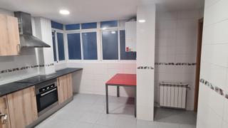 Miete Etagenwohnung in Calle de la solana 150. Solana, 4 dormitorios y 2 baños con terraza y urbanizacion