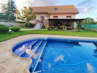 Chalet à Calle menéndez pelayo 3. Magnifico chalet independiente en colonia media luna