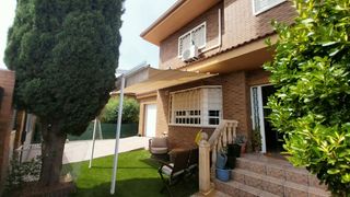 Casa  Calle miguel de unamuno. Pareado con piscina