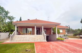 Chalet à Paseo de la cañada 17. Se vende chalet individual en la zona de colonia españa