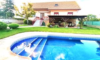 Chalet in Calle menéndez pelayo 4. Urb. colonia media luna venta de chalet independiente con 330m c