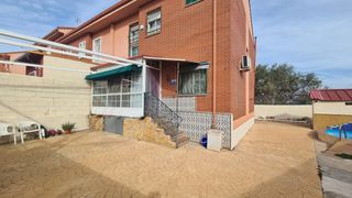 Towny house  Calle berna. Espectacular vivienda pareada de esquina con gran parcela