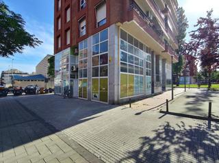 Local Comercial  Carrer dels voluntaris. Local con plaza de parking a la venta en zona esportiva.