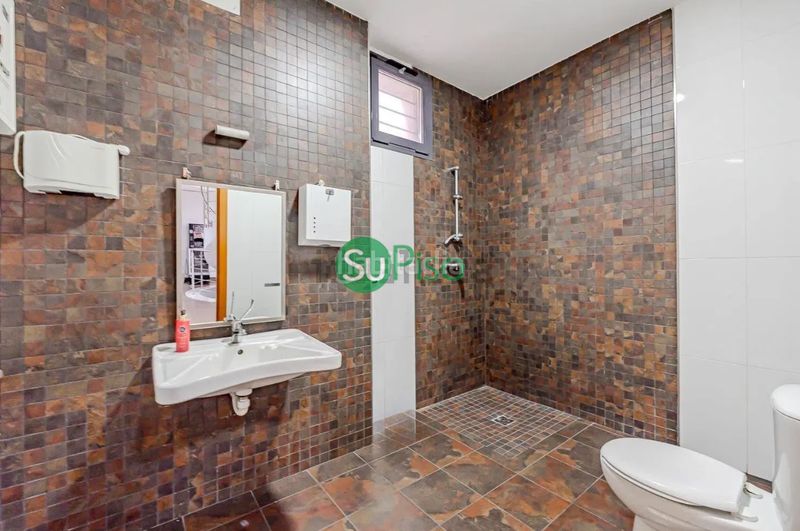 Foto c1a239f1-3224-453d-8faa-ba2c8f7fa147. Local comercial a calle holanda 5 a Griñón