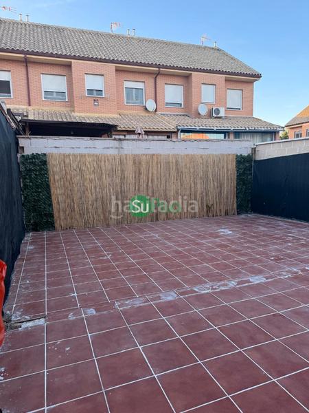 Foto 6e72b6f0-6f47-4c99-bc40-e8ecfac332d5. Casa adossada a calle de magallanes 10 a Yuncos